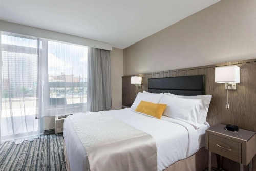 Wyndham Garden LaGuardia South image 1